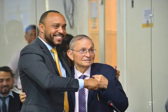 Chico Carvalho fala dos obstáculos na campanha e recebe homenagens dos colegas de parlamento 