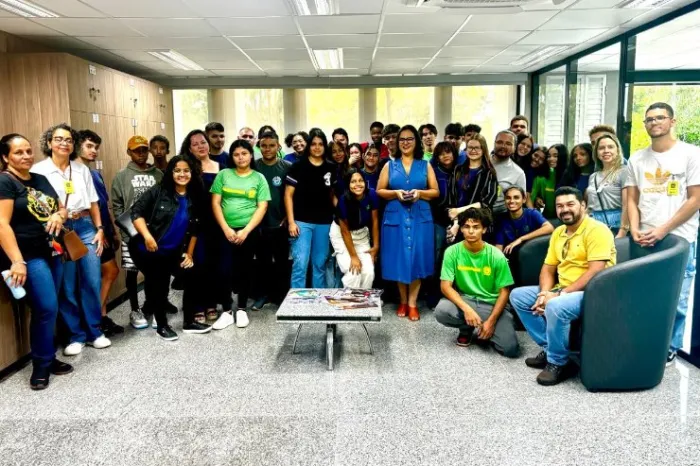 Alunos e professores da Escola Estadual João Ponce de Arruda, do município de Três Lagoas, em visita à Assembleia Legislativa