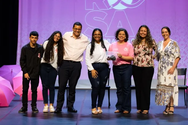 SESAU atrai grande público em evento do Outubro Rosa e firma parceria para doação de cabelos junto à ETEC
