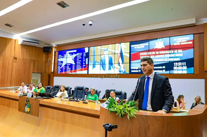 - Secretário Tiago Fernandes durante homenagem aos agentes comunitários de saúde e de combate às endemias na Alema (Foto: Wellington Silva)