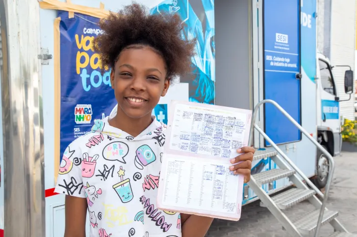 - Maria Eduarda aproveitou para se vacinar no SESI Araçagi (Foto: Marcio Sampaio)