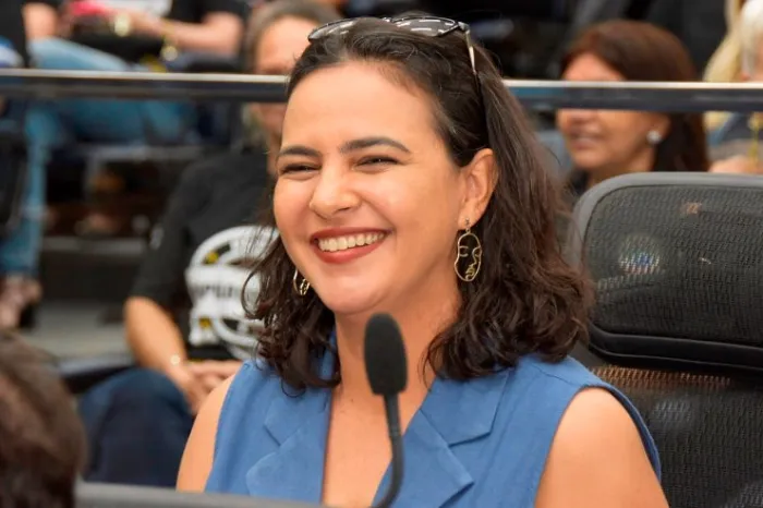 Deputada Gleice Jane durante sessão plenária na ALEMS; parlamentar é autora da Resolução