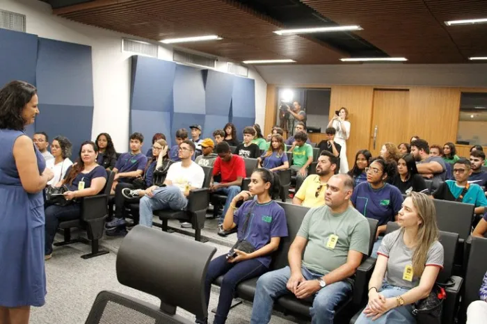 Alunos e professores da Escola Estadual João Ponce de Arruda, de Três Lagoas, em visita à Assembleia Legislativa