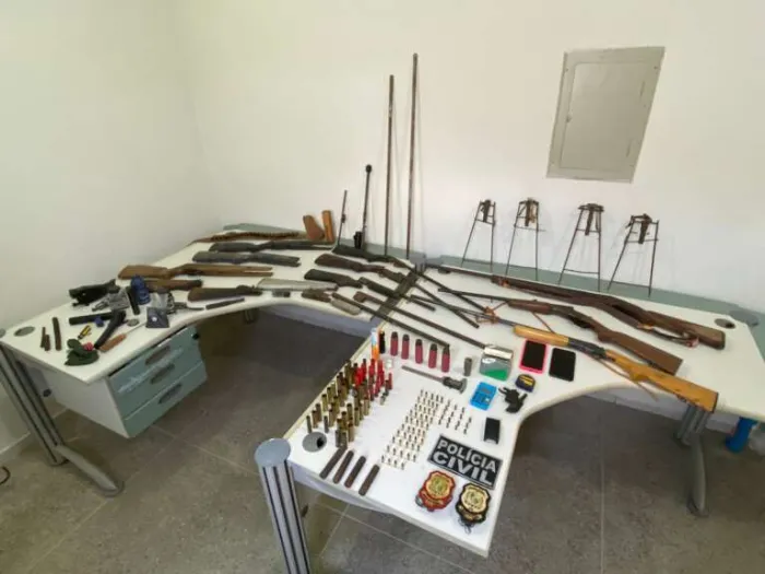 PCCE prende dupla por comércio ilegal de armas de fogo e apreende 11 armas e mais de 130 munições em Parambu