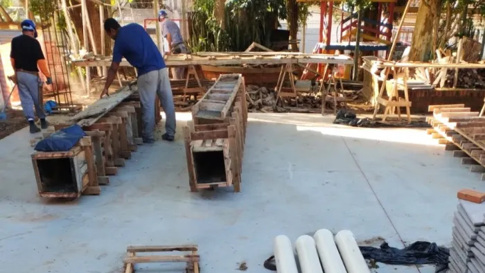 Na Escola Leopoldo Petry, a quadra de esportes está sendo reformada e rampa de acessibilidade, pavimentada -Foto: José Ricardo Juchem/SOP