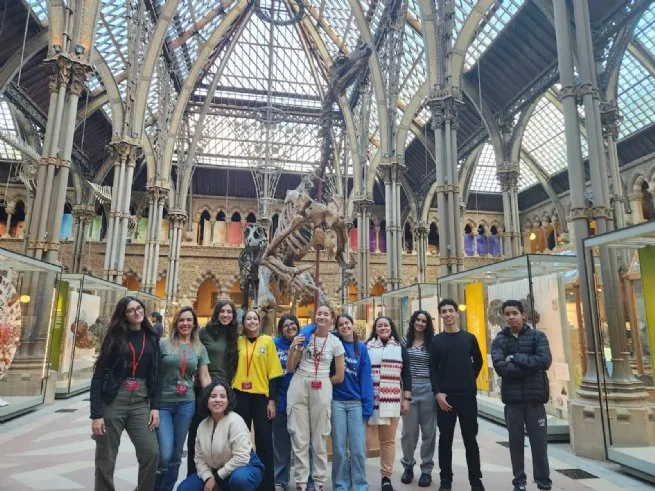 Alunos e professores de São Sebastião exploram Museu de História Natural em Oxford durante intercâmbio