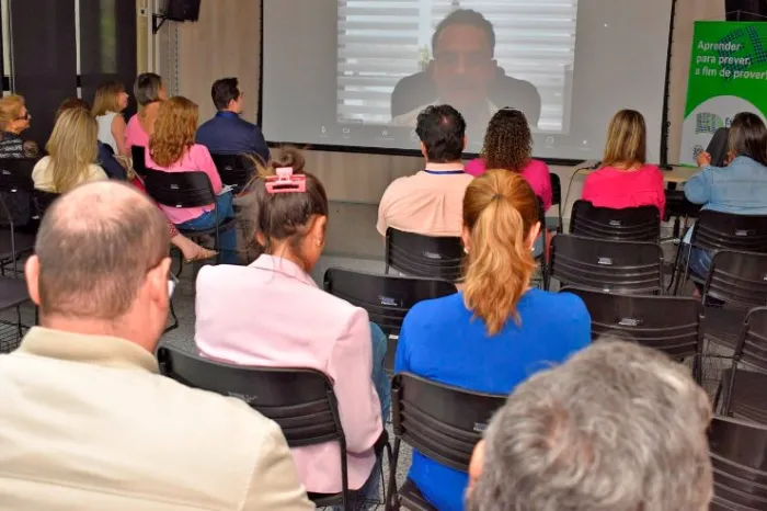 Por vídeoconferência, o mastologista Ricardo Brandão ministrou a palestra sobre a importância da mamografia
