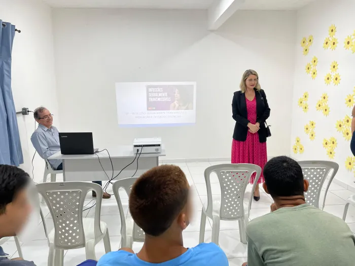 - A roda de conversa contou com participação da presidente da Funac, Sorimar Sabóia, e do médico da SES, Marcos Pacheco (Foto: Divulgação)