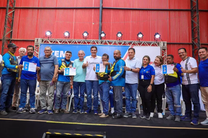 Governador Helder Barbalho entrega certificados a mototaxistas de Santarém