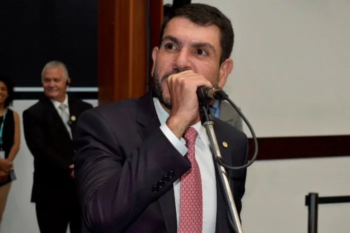 Deputado Jamilson Name, autor do projeto, durante sessão plenária na Assembleia Legislativa 