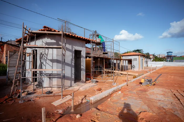 Seguem em andamento as obras no campo e na praça do bairro Phoc II