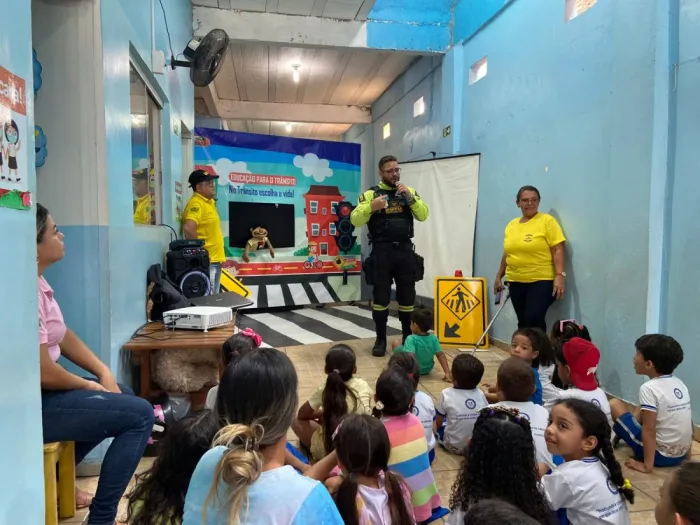 DMTU: Teatro de Fantoches ensina crianças sobre trânsito seguro