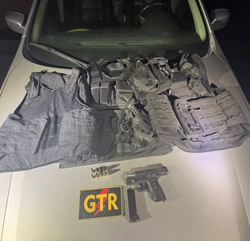 BPRE da PMCE prende homem com arma de fogo e dois coletes balísticos em abordagem a carro em Fortaleza