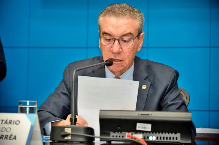Deputado Paulo Corrêa durante sessão plenária desta terça-feira; parlamentar é o autor da proposta