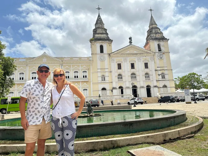City tour apresenta atrações turísticas locais para dupla de jornalistas canadenses