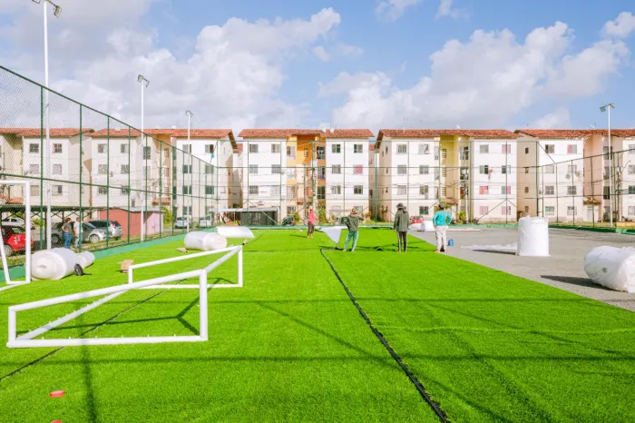 Campo do Algarobas III recebe instalação de grama sintética