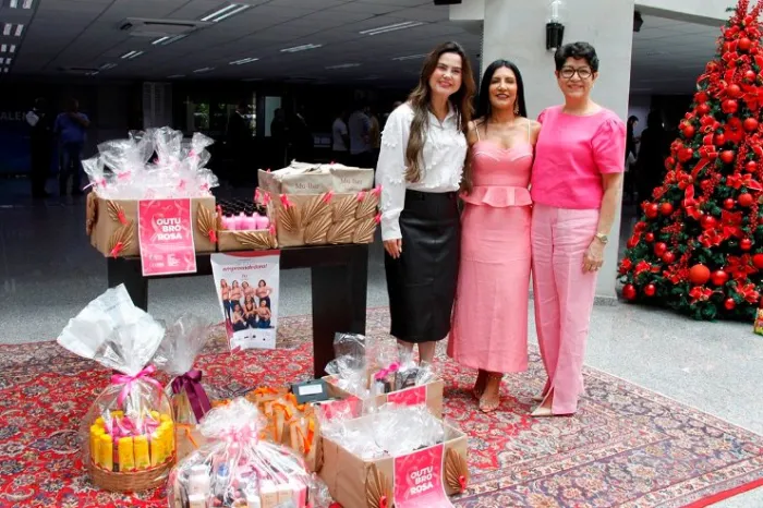 Mara Caseiro e Katia Claro representaram a ALEMS na entrega à Cláudia Costa, as doações ao Hospital de Câncer de Barretos em Campo Grande