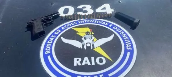PMCE prende homem investigado por envolvimento em homicídio e apreende arma de fogo