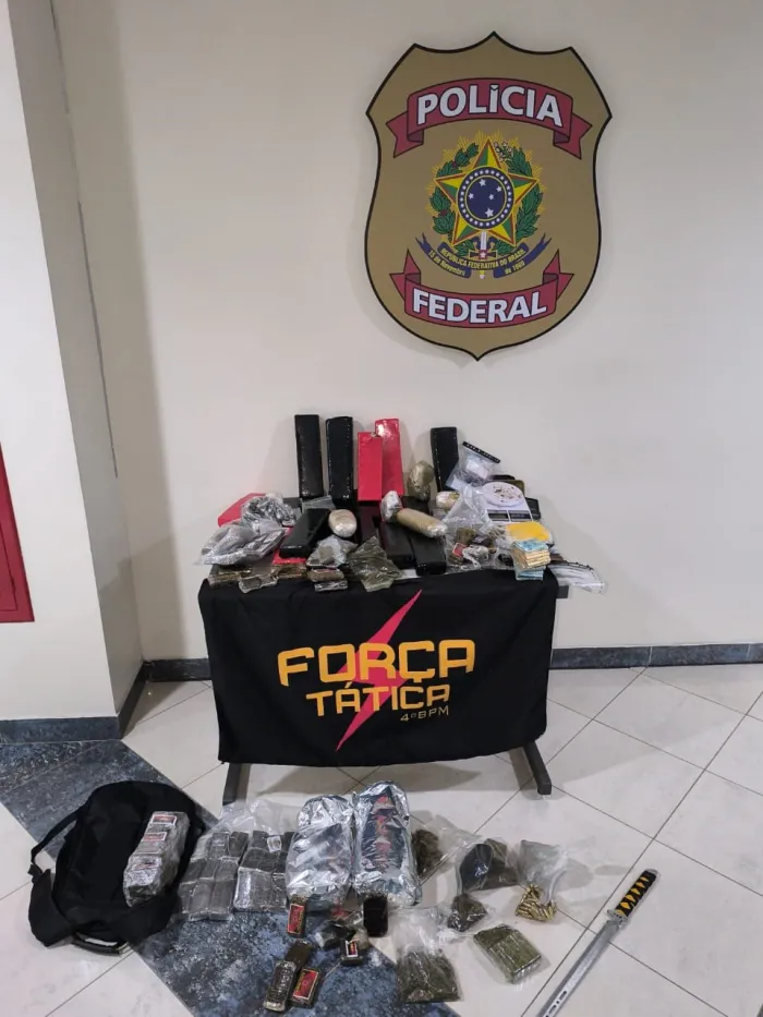 Ação integrada da Força Tática do 4º BPM e Polícia Federal resulta em prisão de traficantes e apreensão de drogas e munições