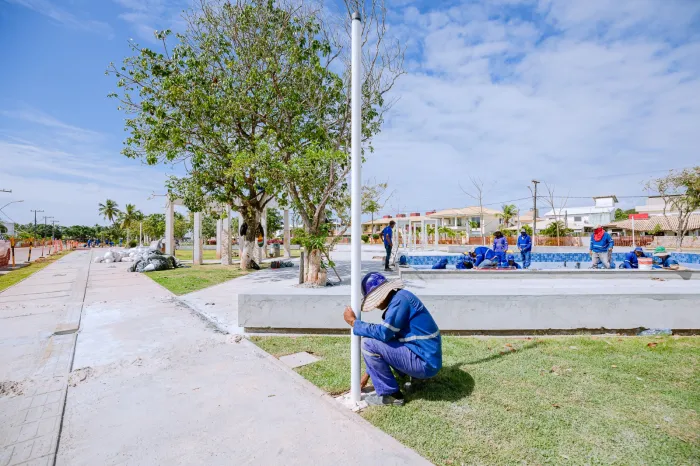 Guarajuba recebe instalação de 198 postes para implantação da iluminação com tecnologia em LED