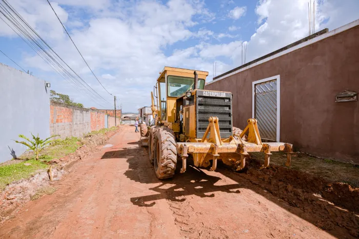 Serviços de pavimentação avançam em estradas vicinais e ruas da sede