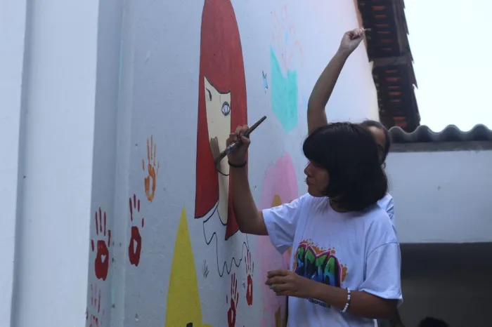 Estudantes criam mural durante projeto de arte-educação em escola na zona sul de Teresina