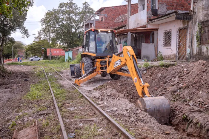 Construção de canteiro central para adequar fluxo de veículos na Avenida Eixo Urbano Central avançam