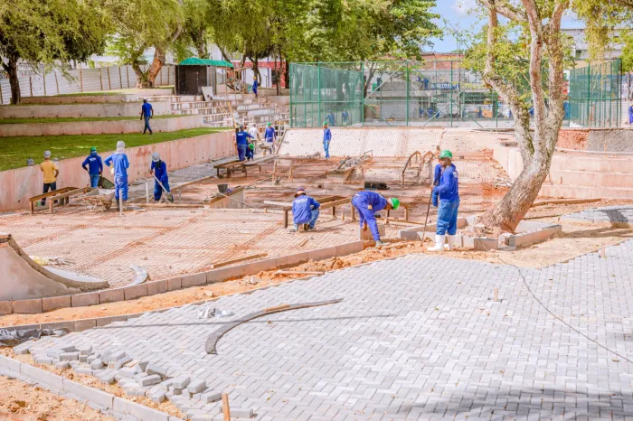 Obra da Praça Primeiro de Maio entra na etapa de reboco dos bares comerciais