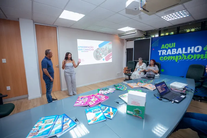 Prefeito Elinaldo trata sobre resultados do Ideb 2023 e implementação do Sistema Próprio de Ensino durante reunião