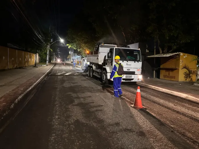 Avenida Tiradentes, em Vila de Abrantes, recebe serviço de recapeamento asfáltico