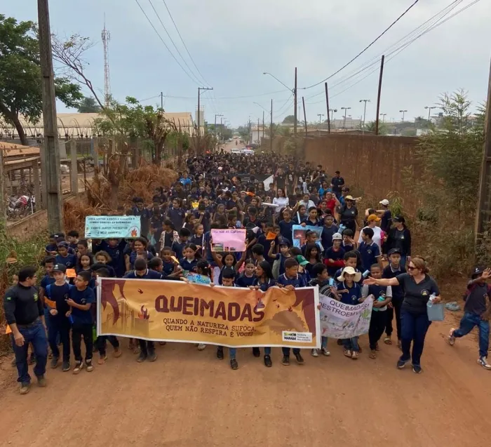 Meio Ambiente: Passeata contra queimadas reúne mais de 400 alunos da Escola Doralice Vieira