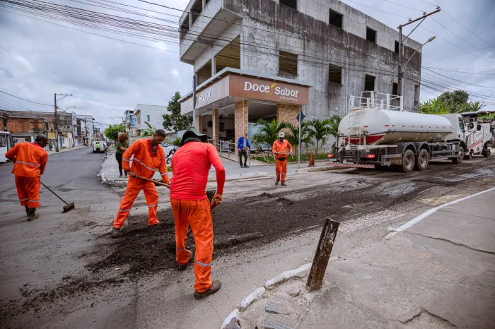 Serviço de recapeamento asfáltico contempla ruas do bairro Dois de Julho