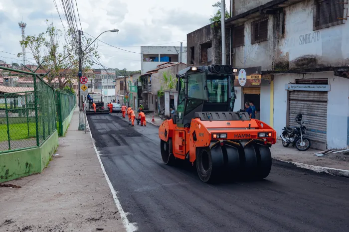 Vias do bairro Dois de Julho passam por serviço de recapeamento asfáltico