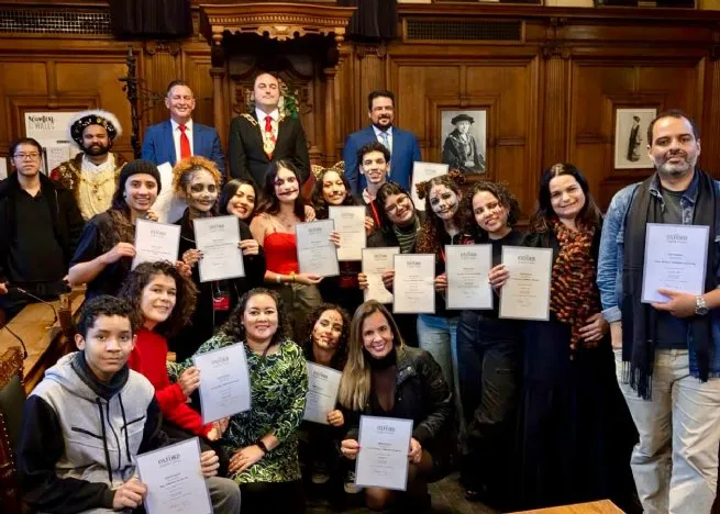 Alunos de São Sebastião encerram intercâmbio com certificação e visita do prefeito à escola em Oxford