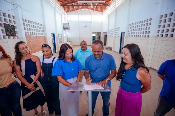 Durante entrega da nova praça de Monte Gordo, prefeito assina ordem de serviço para construção de mais uma creche