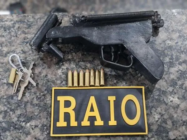 CPRAIO da PMCE prende suspeito por posse ilegal de arma de fogo em conjunto residencial no José Walter