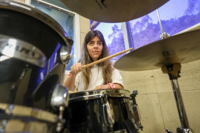 Deficiente visual realiza o sonho de estudar música pelo programa Universidade Gratuita