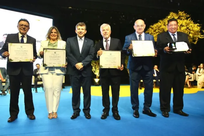 Lidio Lopes homenageia grandes personalidades com títulos e honrarias