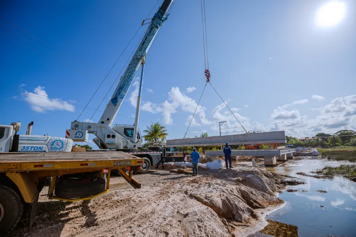 Construção da nova ponte da Ilha do Meio avança com içamento de vigas