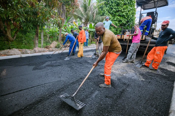 Quatro novas ruas do Parque das Mangabas recebem pavimentação asfáltica