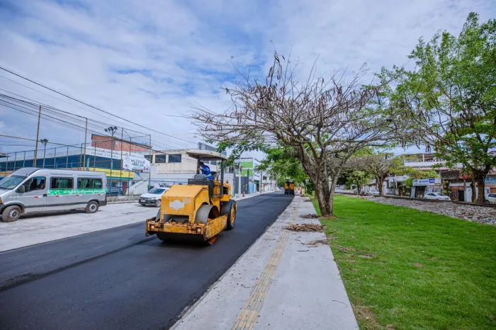 Trecho da Avenida Eixo Urbano Central recebe pavimentação asfáltica