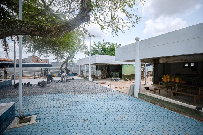 Com reforma dos quiosques e preparação para instalação de grama sintética, obras prosseguem na praça e campo do Alto da Cruz