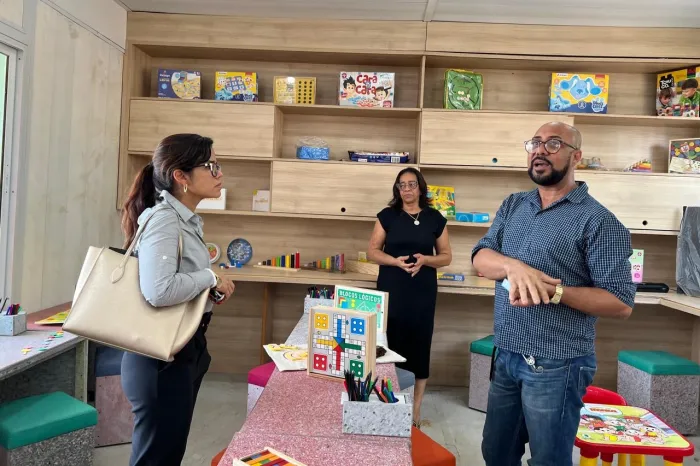 Equipe da Seduc recebe juíza da Infância e Juventude e apresenta ações de inclusão