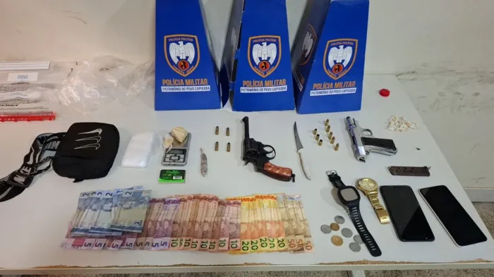 PM aborda veículo suspeito e apreende armas e drogas em Anchieta