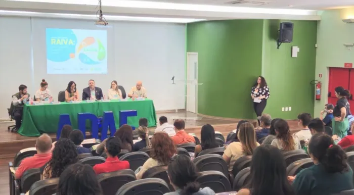 FVS-RCP destaca prevenção à raiva em mesa redonda voltada a profissionais de saúde em Manaus