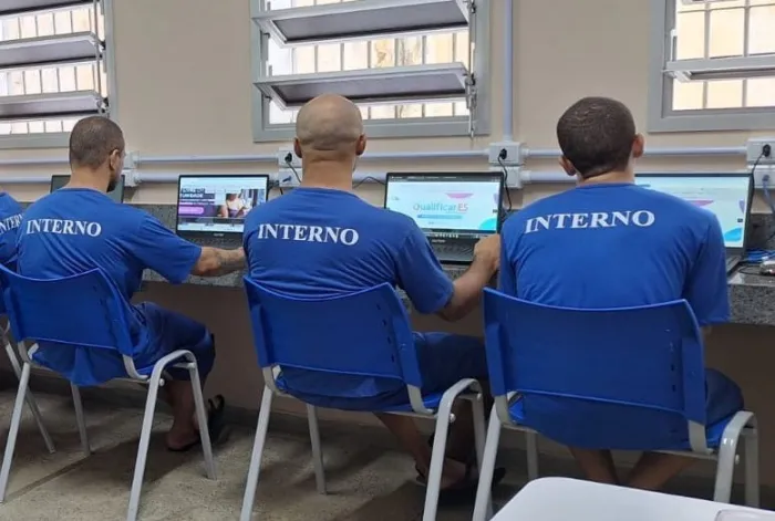 Sistema prisional oferta cursos on-line pelo Programa Qualificar ES