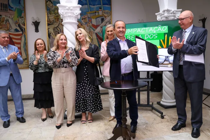 Governador sanciona projeto de lei para descompactar tabela salarial e valorizar professores da rede estadual