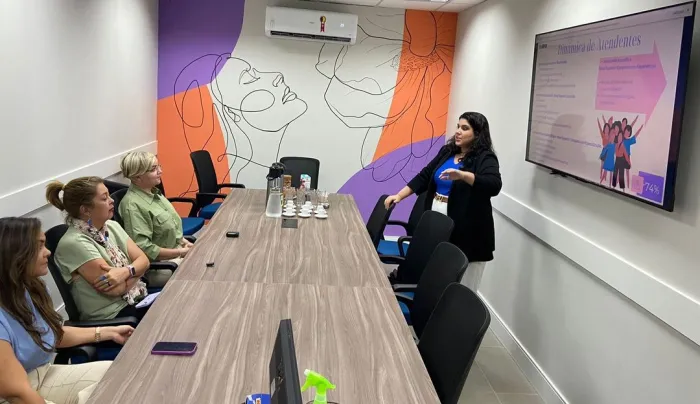 Secretária das Mulheres realiza visita técnica à central ligue 180