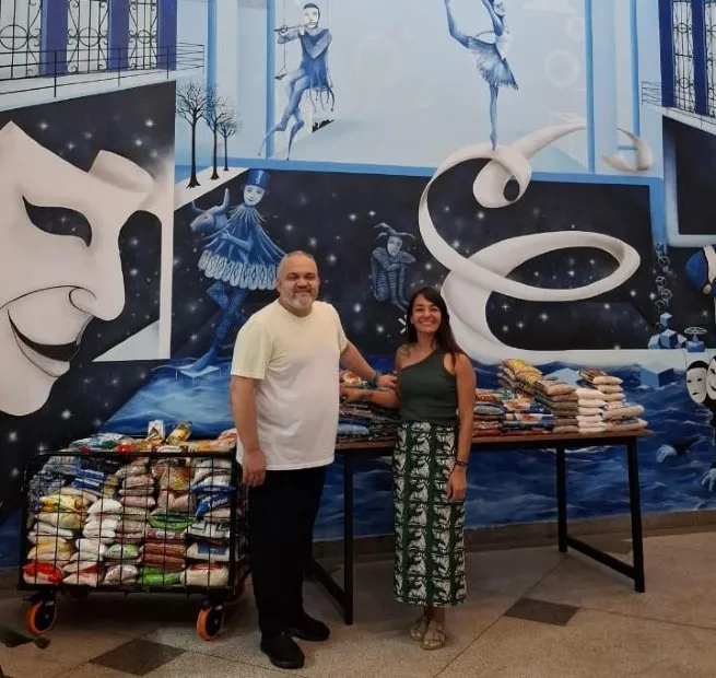 Fundass doa à paróquia 338 kg de alimentos arrecadados com ingressos solidários em espetáculos no Teatro Municipal