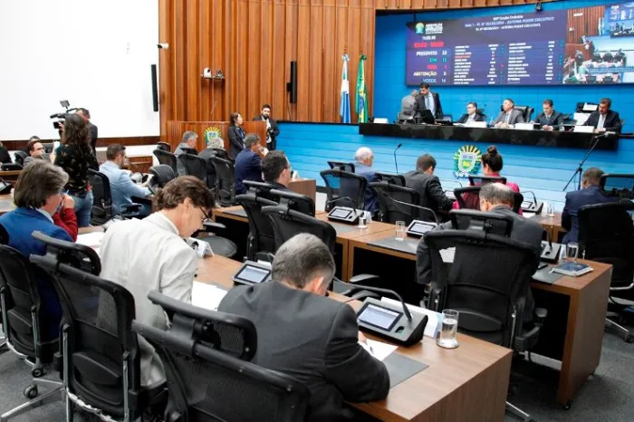 Na última sessão da semana, parlamentares apreciarão cinco propostas